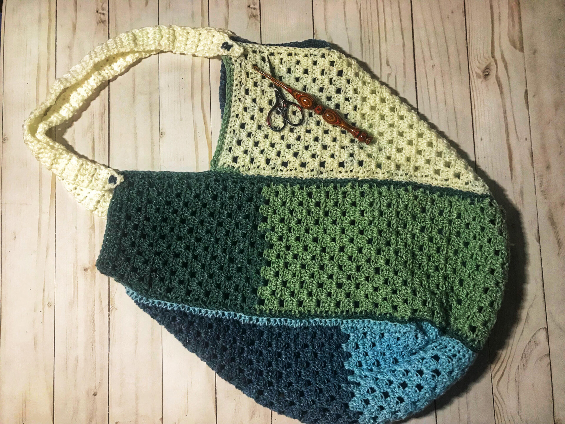 Free Crochet Bag Pattern Roundup by Yarnique
